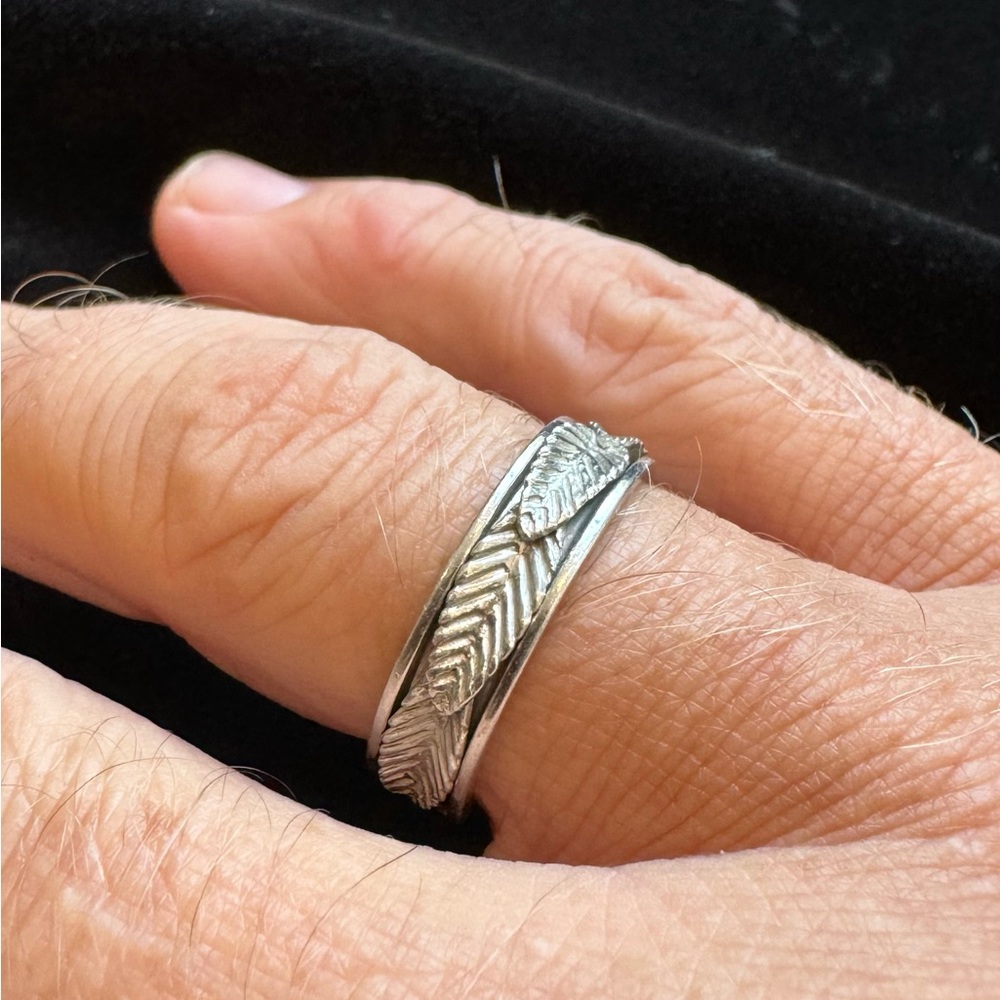 Platinum HAND MADE foliate band.